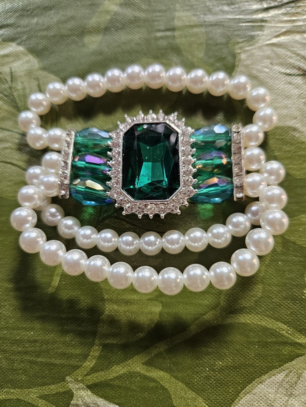 Elegant Pearl Bracelet with Emerald Green Crystal Center